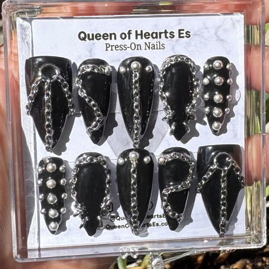Get ready for "The Alt Baddie" and embrace dark glamour with these stunning handmade press-on nails, featuring a black base and delicate, chain and chrome design.&nbsp;