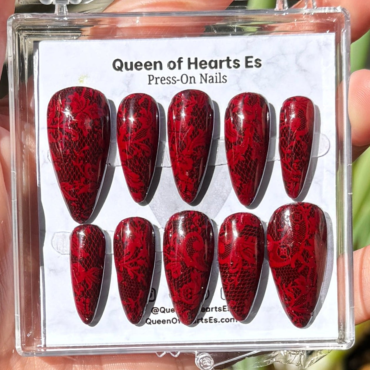 Get ready for "The Temptress" and embrace dark glamour with these stunning handmade press-on nails, featuring a rich dark base and delicate, red lace design.&nbsp;
