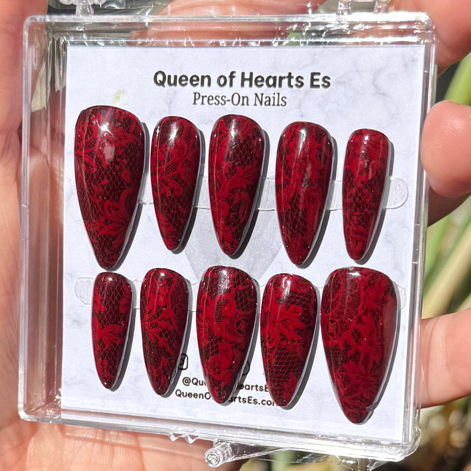 Get ready for "The Temptress" and embrace dark glamour with these stunning handmade press-on nails, featuring a rich dark base and delicate, red lace design.&nbsp;