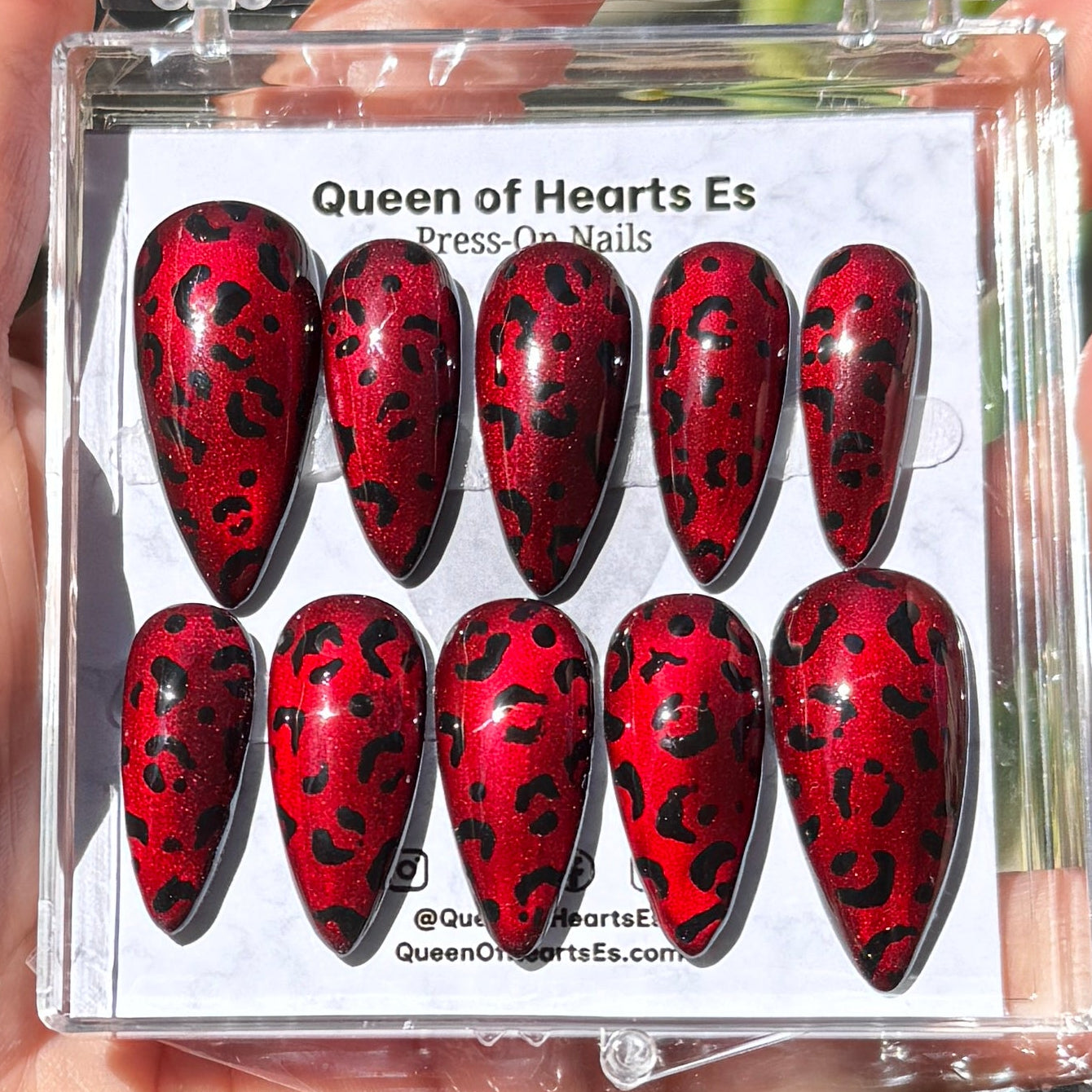 Get ready for "The Fierce Feline" and embrace dark glamour with these stunning handmade press-on nails, featuring a red cat eye base and delicate, black leopard design.&nbsp;