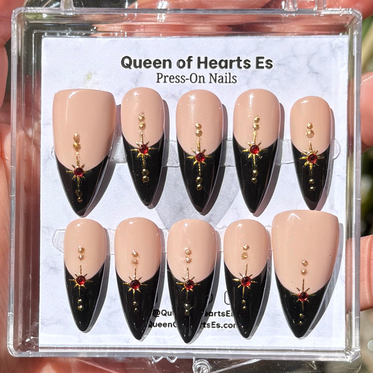 Get ready for "The Witching Hour 2.0" and embrace dark glamour with these stunning handmade press-on nails, featuring a rich nude base and delicate, black french tip and star design.&nbsp;