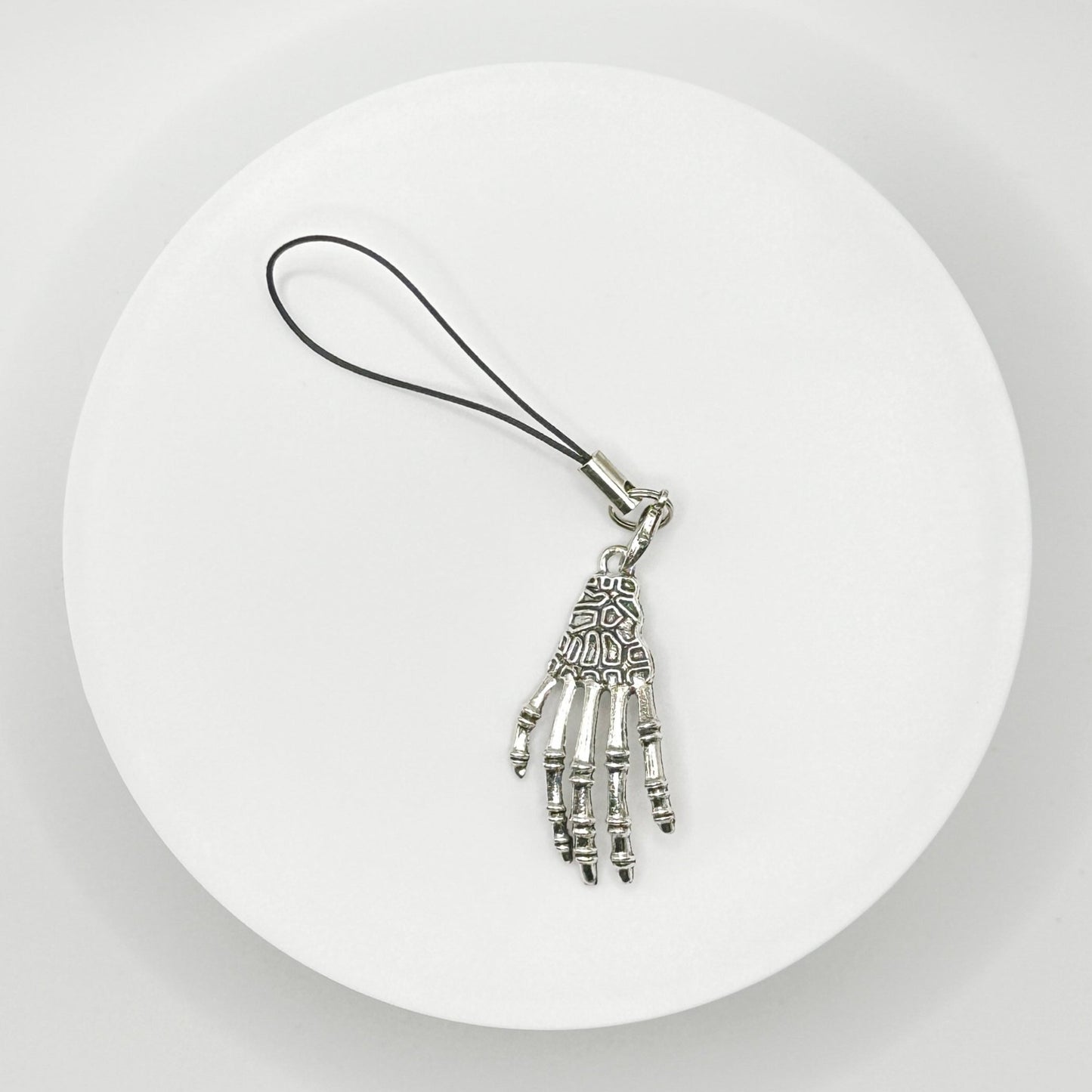 Grasp your style with our spooky skeleton hand charm! This unique, durable, and versatile accessory is perfect for horror fans and dark style lovers. Attach it to your bag, purse, or backpack for a touch of the macabre.